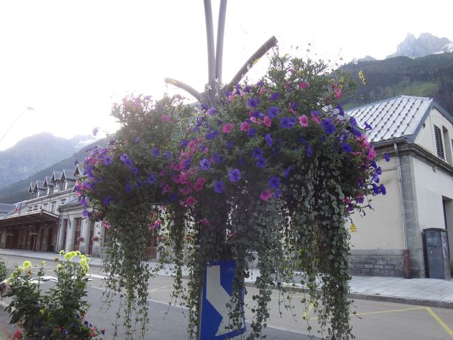 バスでやって来たのでメリットはなかったのですが、このホテルは本当に駅近でした。駅のロータリーのハンギングバスケット。