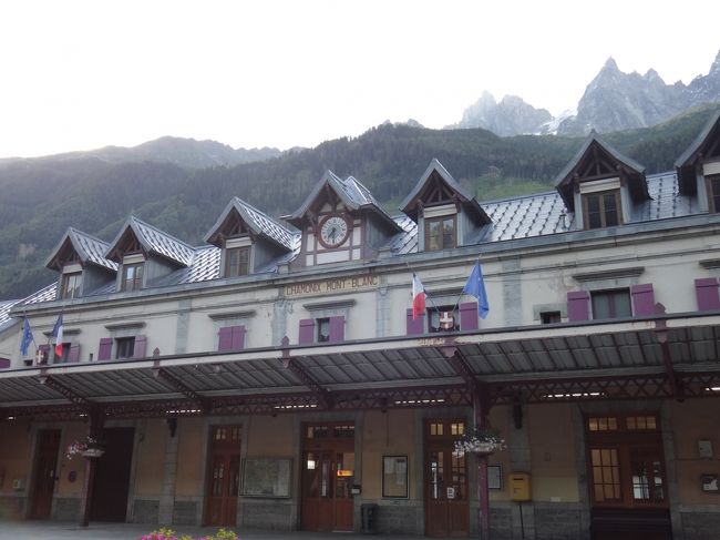 シャモニ・モン・ブラン駅。ツアーでバスで来たので、駅を利用することはありませんでしたが、リゾート地のおしゃれな駅舎でした。