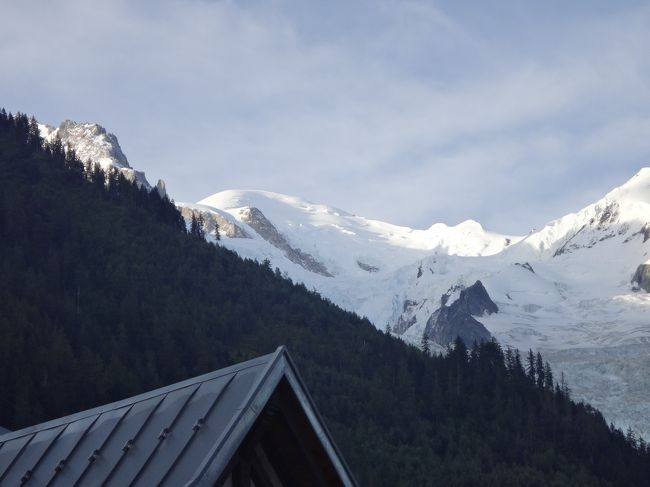 街の中からも名峰モンブランは見えますが、マッターホルンのような独立峰ではなく、知っていないと、どれがモンブランか、わからない。一番高い山としてはっきり判別できるわけでもないです。遠くに見えるお椀を伏せたような白い丸い部分がモンブラン。ケーキのモンブランのイメージとは全く違います。