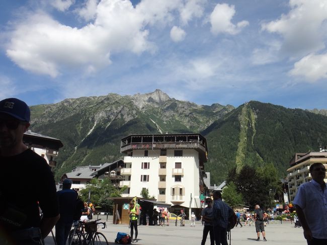 モンブランがよく見えるエギーユ・デュ・ミディ展望台へのケーブルカー乗り場前。たくさんの観光客が集まっています。