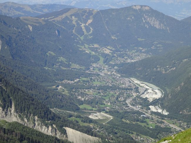 少し登ったところから見たシャモニ・モン・ブランの街の様子。