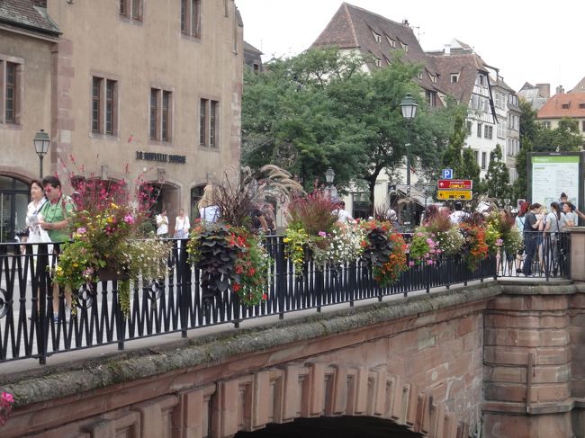 橋に飾られた花々。