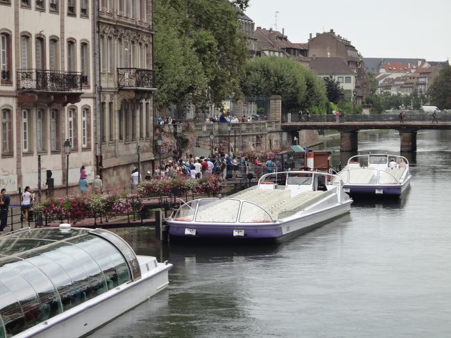街を囲むように流れるイル川から市街地を眺めるクルーズも人気のようです。船着き場も花で飾られてきれい。