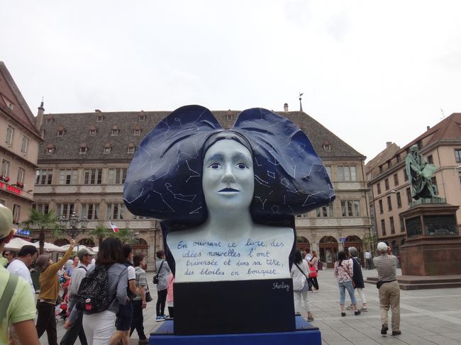 広場にあった女性像。