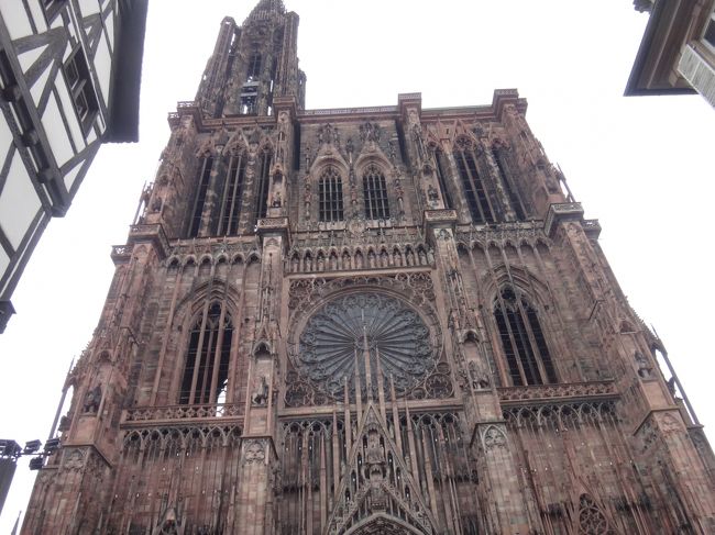 ストラスブール大聖堂、細かい彫刻が施されています。