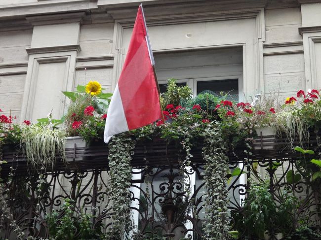 こんな素敵な窓辺を見つけました。