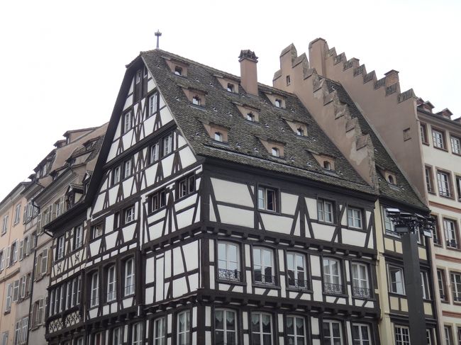 大きな木組みの建物がありました。