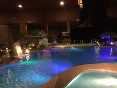 ホテルのプールは夜まで泳げるよ