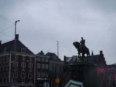 マウリッツハイス美術館からちょっと離れたところでバスを降りて歩きます。
美術館の前に【ビネンホフ】の見学です。
入口の前には、オランダ国王ウェレム 2 世王の大きな騎馬像が飾られています。