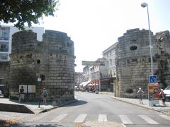 街の入口にあるカヴァルリ門。

このラマルティーヌ広場でゴッホは耳切事件を起こした。