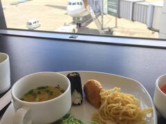 ＡＮＡのラウンジで軽く朝ごはん。

あんまりがっつくと、せっかくのビジネスのご飯が食べられなくなっちゃうよ！と夫にいさめられるも、小腹がすいていたので我慢ができず……▼*ﾟvﾟ*▼ﾃﾍｯ