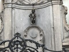 あの一画だけやたら人がいるな〜と思ったら小便小僧に到着していました。
小さ過ぎて気づかなかった(^^;;

さすが「世界三大がっかりスポット」と言われるだけある？