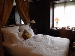 ホテル到着。
ブリュッセルのお宿は「ウォーウィックブリュッセル」です。

ブリュッセル中央駅から徒歩三分、グランプラスまでも五分ほどという好立地にある五つ星ホテル。
4トラ経由のHotel's.comで予約しました。

……が、とても五つ星とは思えない設備。部屋はめちゃめちゃ狭いし、シャワーは熱すぎかぬる過ぎかで温度調節が難しく、適温だと湯量がショボショボ（涙）
滞在中に停電になるし、立地以外に良いところなしでした。
あ、でもお値段はお手頃でした。