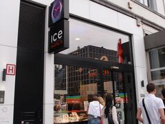 目的地のアイスウォッチに到着！
ベルギーのカジュアルウォッチのブランドです。

グーグルマップがあったとはいえ簡単にたどり着けたわけではありません。マップの示す場所は駐車場で店なんてなかったのです。あっちへウロウロ、こっちにウロウロしたあげく、アイスウォッチのwebサイトを確認してようやく見つけました。