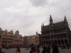 グランプラス到着！

美しく重厚な建物にぐるりと囲まれた広場は壮観です。