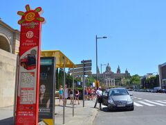 二階建てオープンバスの始発駅はカタルーニャ広場だが各バス停からももちろん乗れる

午前中にモンセラットに行ったのでスペイン広場から西ルートのバスに乗った

上の写真はスペイン広場のバス停、後ろに見えるのはカタルーニャ美術館