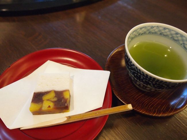 チェックインはロビーで。<br />貸切露天風呂の予約は当日のみ。到着がチェックイン開始時間より遅いことは確定だったので途中で電話して予約済み。チェックインの時に隣の席の方は露天風呂の予約のことをきかれていたけど私たちは聞かれなかった。それは予約済みだから、だと思っていたけど単に忘れられていたっぽい。<br /><br />良いお宿に泊まっても仲居さんがイマイチなことが多いのは恒例行事かしら。。。