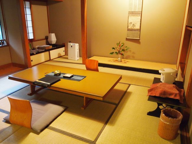 お部屋に案内される。<br /><br />Webの書き込みでみかけた「貸切露天風呂で竹酒がいただける」というのを楽しみにしていたので、部屋の案内を見てオーダーすると、なんと露天風呂の予約が入っていることをその仲居さんは知らなかった。。