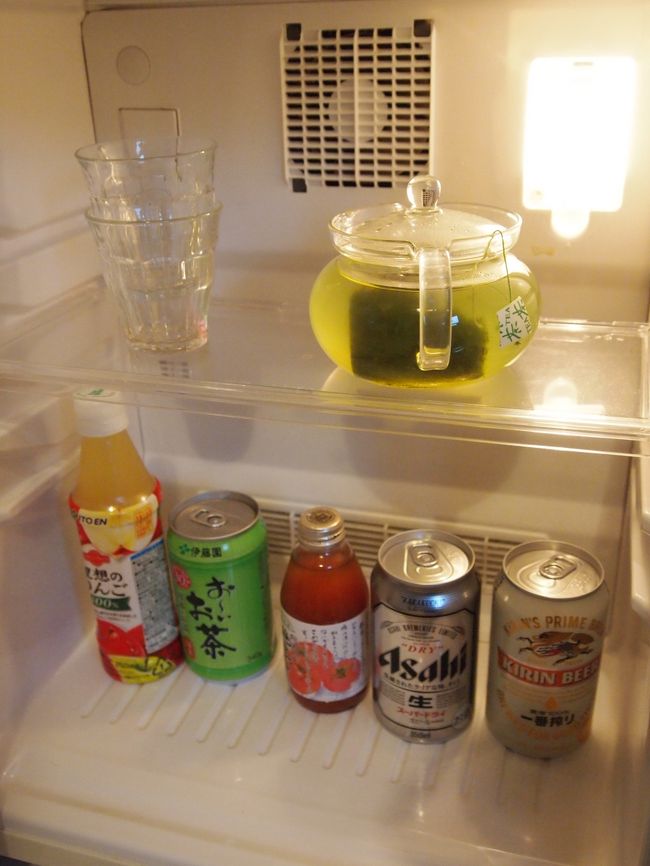 冷蔵庫の中。<br />上段の冷茶以外は有料だったと思う。
