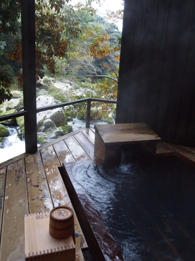 貸切露天風呂 その1「七実の湯」<br />妙見温泉は炭酸泉。じっくり温まります。