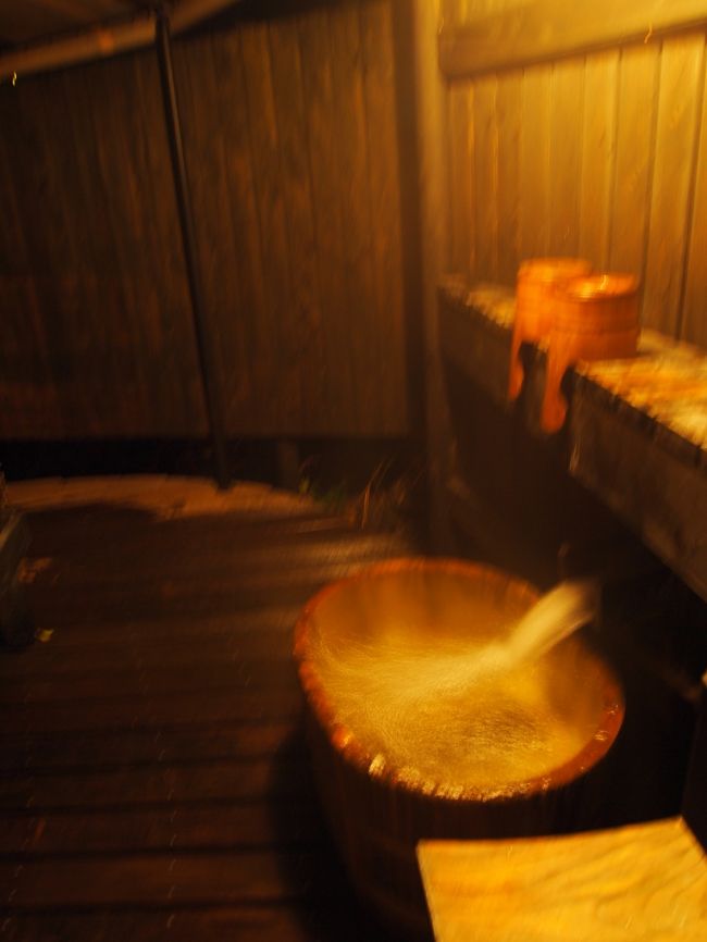 貸切露天風呂その2「睦実の湯」<br /><br />竹酒はこちらの露天風呂のみ、との事。<br />でも構造的に持って入るのが難儀でした。湯船近くに置くところが無いのです。。みんなどうしてたんだろう？<br />
