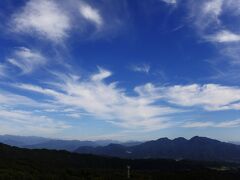 朝食後は部屋でのんびり。
秋はすぐそこ。伊香保の空は雲が高い。小野子三山も小さく見える。