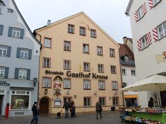 あった、あった。

クリーム色の建物がそのレストラン、ガストホフ クローネ （Gasthof Krone）です。
4トラでも人気のレストランで、ライ麦パンのボウルに入ったスープが美味しいんですって♪

ここでランチするのを楽しみにしていたのですが...。

