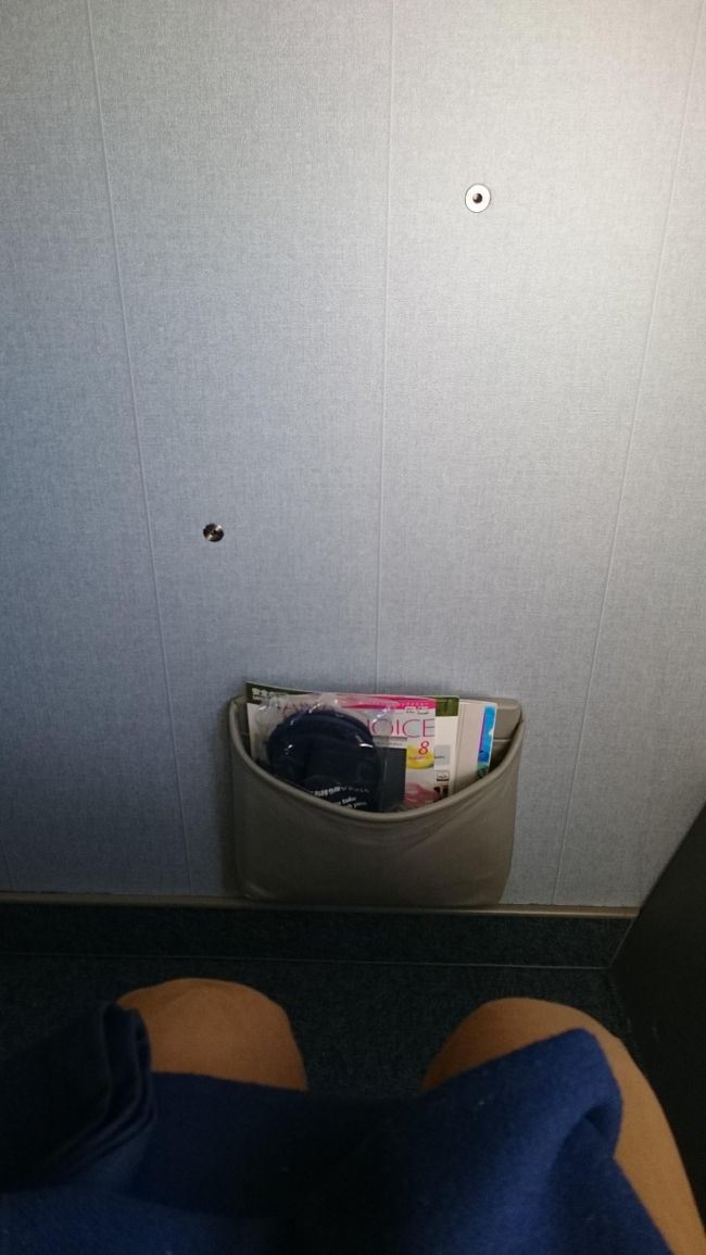 搭乗した座席は1K。<br /><br />バルクヘッド席ですね。<br /><br /><br />やっぱりプレミアムクラスはゆとりがありますね。<br /><br />座席間隔はクラスJ＜プレミアムクラスです。<br />JALのファーストクラスに搭乗しておりませんので、そこの比較はできません。。。<br /><br />しかもわざわざ座席に座ったと同時にCAさんが挨拶に来ていただけます。<br />修行っぽい雰囲気を出さないように。。。(笑)