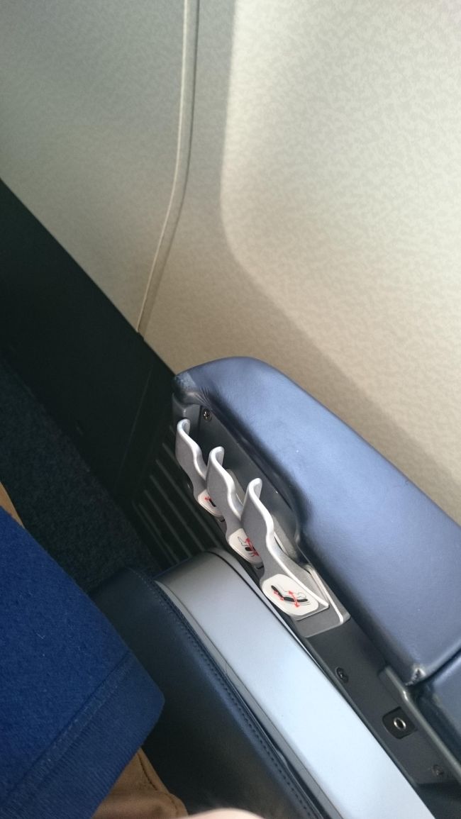 リクライニングは手動なんですね。<br /><br />手動だけどなかなかの角度まで倒れます。<br />明るいから寝にくいですが、<br />暗かったら爆睡です(笑)<br /><br /><br />そうこうしているうちに、ドアクローズです。<br /><br />"cabin attendant doors for departure"<br /><br />こんなこと言うんですね。ANAさんって。<br />JALは言わないんで、結構驚きです。<br /><br /><br />そして、あたりを見回してみると、、、<br /><br /><br /><br /><br /><br /><br /><br /><br /><br /><br /><br /><br />なんたること！<br /><br /><br /><br /><br /><br /><br />