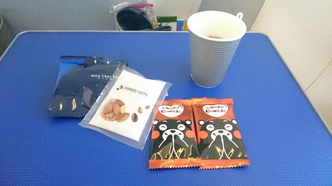 空になったら、すぐにCAさんがいらっしゃって<br />おかわりを尋ねてくれます。<br /><br />もちろん、いただきました。<br /><br /><br />まさかの、軽食全種類をいただくとは。。。<br /><br /><br />いただいた際にCAさんにお尋ねしました。<br />「早朝便ってこんなにプレミアムクラス少ないんですか？」<br /><br />「そんなことないですよ〜今日、珍しいです！」<br />「私たち暇なので、声かけてくださいね！」<br /><br />いや、そう言われても、、、、<br /><br />まあ、おとなしくしておきます。<br /><br /><br />という、のんびりした時間が過ぎ、いつの間にか那覇へ着陸間近でした。