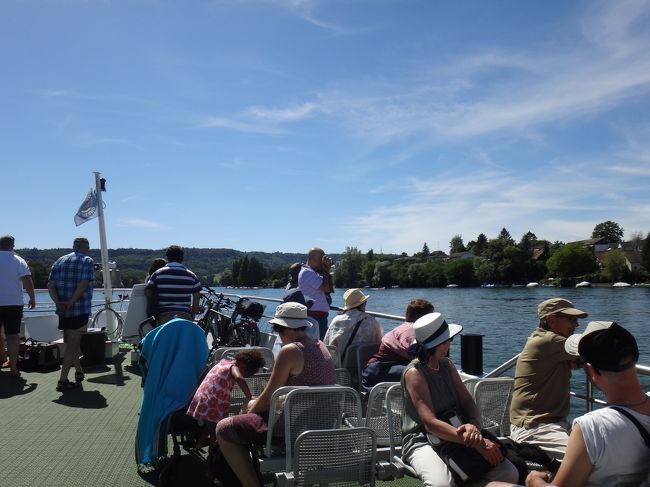 シュタイン・アム・ラインの街からライン川クルーズ船に乗って、ライン河岸を眺めながらゆったりとした船旅を楽しみました。お天気も最高、観光客で満員のデッキ。