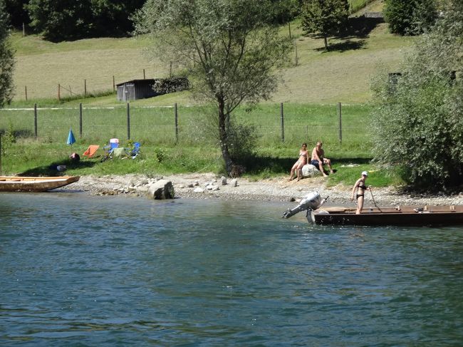 なんと、河岸では家族連れでボートを浮かべたり、川に入って泳いだりしているたくさんのジモティがおられました。クルーズ船の乗客と互いに手を振りあっています。