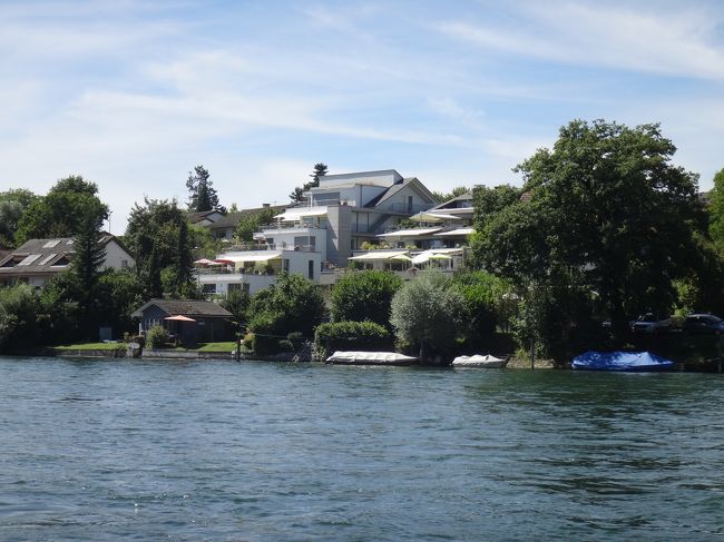 川沿いのこんな邸宅も。（増水したらどうするの・・・なんて、自然災害多発国日本人である私はふと考えてしまいますが、こちらではそんなこと考えなくていいのでしょうね）