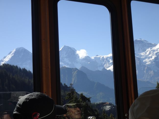 続いては、山の上に登る乗り物。オーバーベルナー３山を望むシーニゲプラッテ展望台への登山鉄道の車窓からは、雪をかぶった山々が・・・