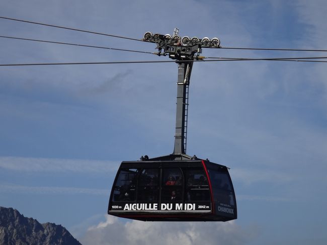 モンブランを望むエギーユ・デュ・ミディ展望台へはケーブルーカーを乗り継いで、富士山頂よりも高い場所へ。