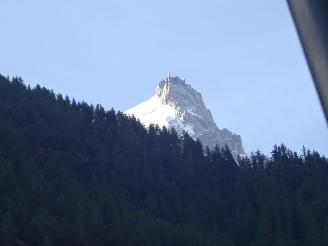 ケーブルカーの車窓から見たエギーユ・デュ・ミディ展望台。あの山のてっぺんの針のようにとんがった建物がそう。