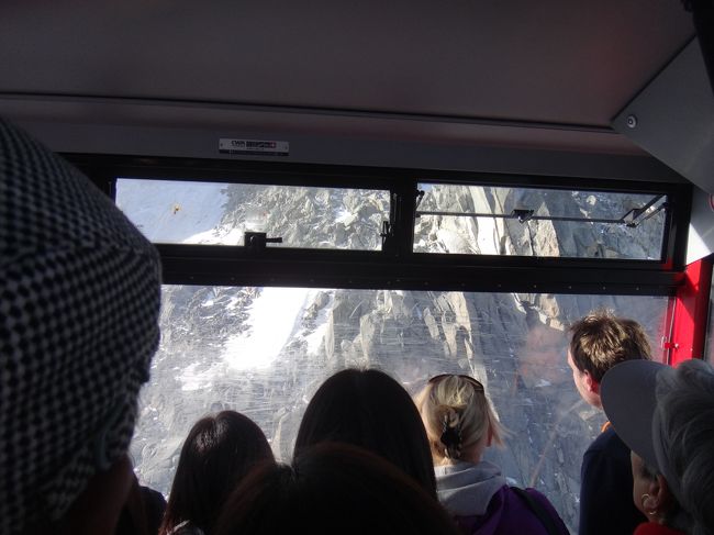 かなり狭いケーブルカーの車内には立ったままの状態で乗っていきます。