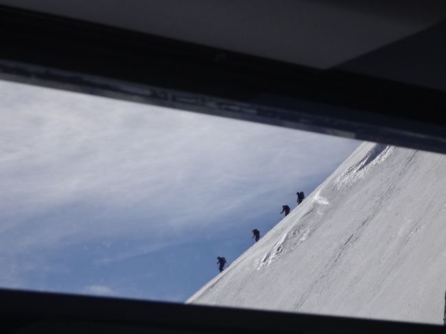 あんな雪の斜面を歩いている人たちが・・・。すごいなぁ。