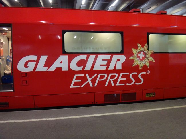 赤い車体の色や、エーデルワイスの花をデザインしたマークが素敵。