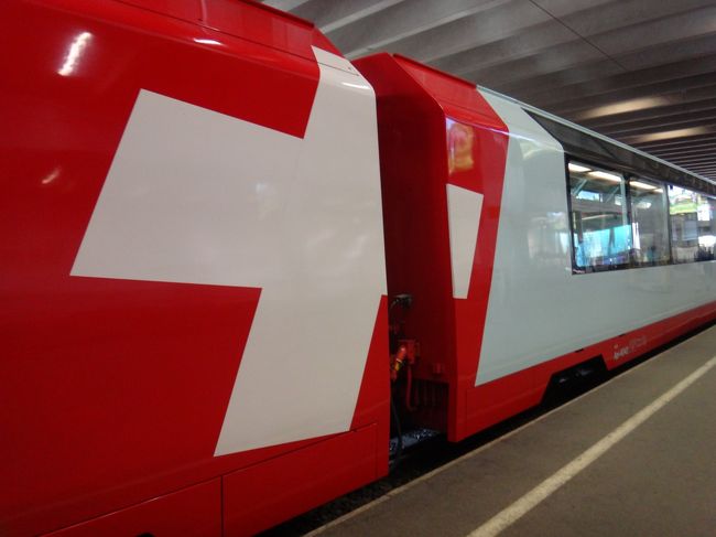 スイス国旗を２つの車両にまたがってデザインしたこの車体、本当に素敵です。