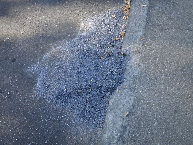 さて、次のこれ、何だと思いますか？<br />実は今回のツアーでは観光バスがらみで、同じ日に２回のアクシデントがありました。<br />１回目は高速道路上で。添乗員さんが、私たちのバスのあとをぴったり付いてくるスイスのパトカーを見て、「皆さん、後ろから付いてくるのがスイスのパトカーですよ・・・」なんてのんびりしたアナウンスされたと思ったら、パトカーから「はい、前の観光バス、次のパーキングで停車して・・・」と。<br />なんと私たちの観光バスがパトカーに止められたのです！理由は他の車から私たちの観光バスが異常に片方に傾いていて危険だとの通報があったからだとか（私が座っていたほうに傾いていた？私の体重のせい？）<br />結局調べた結果、この時はお咎めなく行っていいということになったのですが。<br />２回目のアクシデントはベルンの街で下車し、観光後、私たちが駐車場のバスに戻って見たこの光景。これ、駐車場の路上に飛び散ったガラスの破片を運転手さんがかき集めたものです。<br />