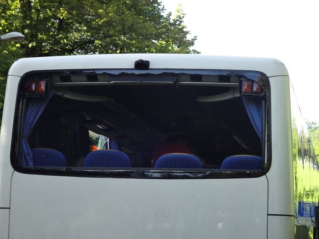 なんと最後部リアウィンドウの窓ガラスが割れ落ちて、すっかり無くなっていたのです。「すわ、車上荒らしか。中に置かれた荷物を盗むために割られたのか」と思いましたが・・・<br />何でも駐車場に停車中に他の観光バスのバックミラーが当たり、割れてしまったのだとか。<br />ドライバーさん・添乗員さんが会社にそれぞれ連絡を取り、結局、このリアガラスがない状態で３０分ほど私たちを乗せたまま走り、修理工場に行って替えの観光バスに乗り換えました。さらに道路の渋滞、国境での機械の故障などあってこの日は旅程が３時間遅れ、１９時予定の夕食が２２時になりました。<br />それでも、もっとひどいことになっても仕方がない状況だったので、ベテランの添乗員さんの対応は立派なものだったと思います。いやはや、シーニゲプラッテ展望台でのツアーメンバーのドクターヘリによる収容とくわえて、語り草になる経験でした。