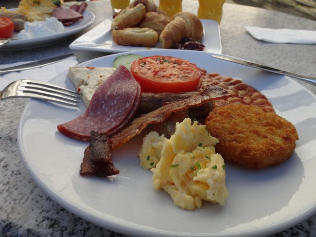 今回のツアーは「全食事付」でした。これも、個人旅行派のトラベラーさんにはツアーを避けるべき理由かと思いますが、私のような美味しい物なら金に糸目はつけない・・・の真反対でコスパを重視する人間にはかえってうれしいのです。<br />ただし、泊まるホテルはできれば少し高くてもスーペリアクラスに泊まりたい私。今までの経験では、良いホテルはそれなりに良い朝食ブッフェが付いていることが多いです。ので、家では普段こんなに食べない朝食ですが、毎日しっかり頂いてしまいます。今回も、ほとんどのホテルで朝食は豪華なブッフェでした。
