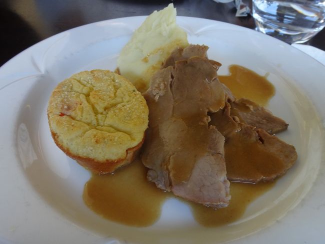 こんな感じの肉料理。イマイチ、見た目は美味しくなさそうですが、味はまぁまぁ。ジャガイモ料理の付け合わせが、「ご飯」に当たるもののようです。