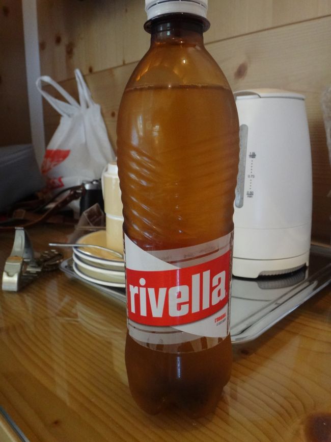 この飲み物はスイス独特の国民的人気清涼飲料「リベラ」で、レストランで頼むと５フラン（５５０円）位。スーパーマーケットで買えば半分くらいの値段だったかと。オロナミンＣのような味の飲物でした。ここで、書いておきますが、スイスの外食の値段は高いです。今回全食付で、飲み物代くらいしか現地で払っていないですが、ホテルのミニバーの中の500ミリリットルペットボトル入りのお水が６フラン（６５０円くらい）だったのにはびっくりしました。