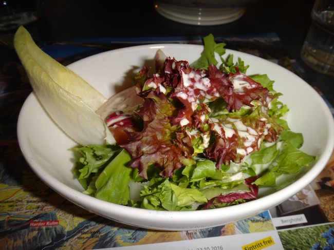 海外では生野菜のサラダはあまり出ないですが、今回は何回か出ました。ツアーの食事なのでこれまでのお客さんの評判を反映して、「生野菜サラダ」を入れるようにオーダーしているのかも知れません。そういう意味でもツアーご飯、私はいいと思います。