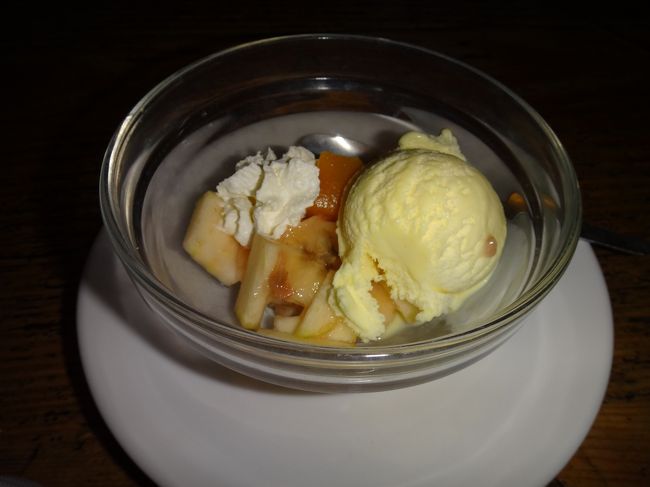 ほとんどのお食事は３コースでデザートが付きます。これも量も甘さも適当で、アイスクリームやフルーツが多いです。たまに夕食でボリューミーなケーキが出たりすると私的にはいただけませんが。