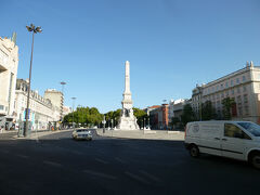 　さて、出かけますか。

　シントラへはポルトガル鉄道CPを使いますので、ロシオ駅Estacao do Rossioへと向かいます。
　こちらはロシオ広場。その昔、異端審問が行われていた時代には、公開処刑の場所だったんだとか。こ、こわ〜い。
