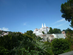 　車窓から見えてきたのは、ふたつのとんがり屋根がかわいらしい王宮Palacio Nacional de Sintraです。