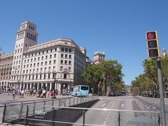 30分くらいでカタルーニャ広場に到着です。

バスの発着ではおなじみの広場です。

いつも賑わいを見せるバルセロナの中心広場です。

ここに降り立ってはじめて、

「ああ、スペインに来た！」

って実感する場所です。